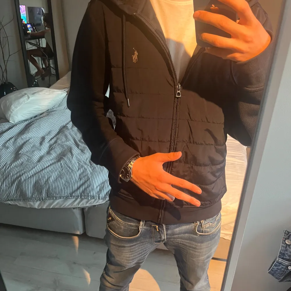 ❗️INTRESSEKOLL❗️ en polo ralph lauren cardigan, använd mycket fåtal gånger. mycket bra skick 9/10, inga hål, inga slitningar, inget smuts! skriv vid minsta intresse! nypris 2863kr, slutsåld i denna storlek!. Tröjor & Koftor.