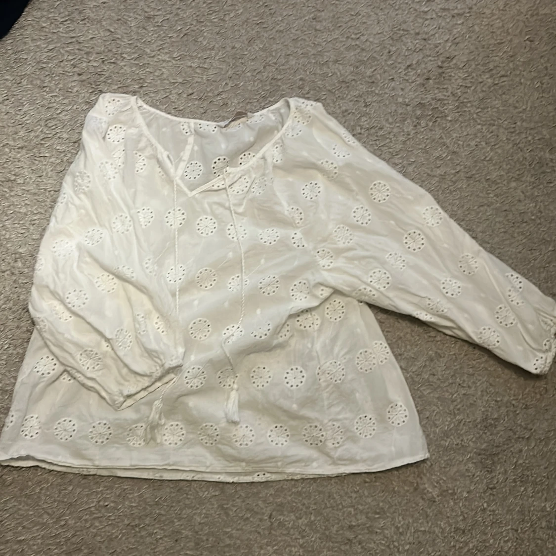 Vit broderad topp