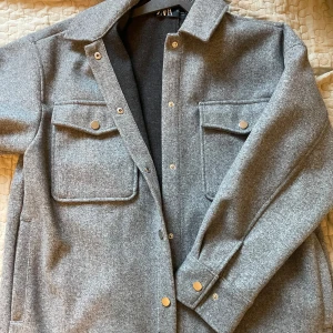 Grå jacka  - Säljer min gråa jacka från Zara för 350kr, använt typ 5 gånger. Storlek M men passar S.