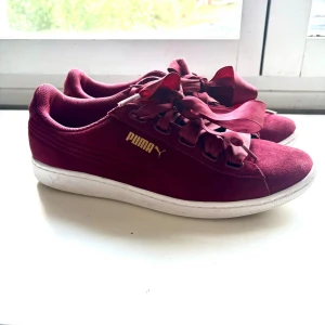 Röda skor - säljer då de är stora på, trodde jag köpte en mindre storlek. Jättefint skick, skulle säga att det skulle passa en 41 men även 42.