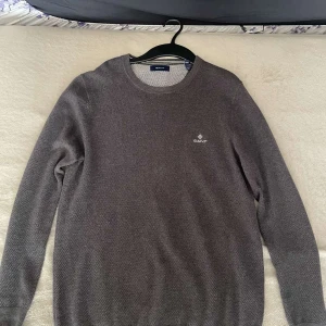 Gant Tröja - Tjena, säljder denna gråa gant tröjan, skick 10/10, nypris ligger på 1299kr, perfekt för utekvällar och fester