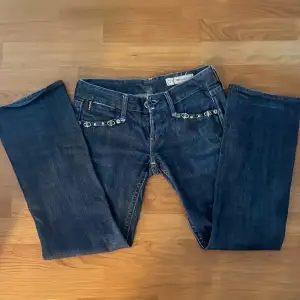 Snygga lowwaist, vintage replay jeans med silverdetaljer i storlek 26. Priset kan diskuteras