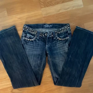 Miss me jeans - Bootcut lowwaist Miss Me jeans i nyskick, silverdetaljer både fram och bak. Storlek 25 Priset kan diskuteras