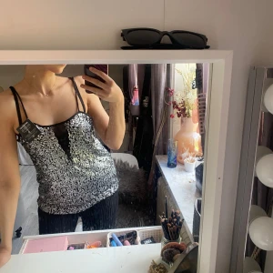 Glittrig fest linne  - Oanvänd prislapp kvar 