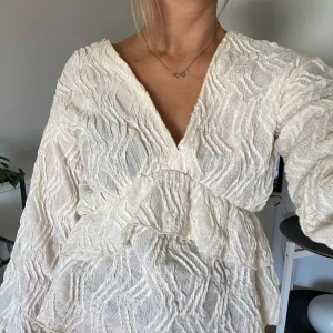 blus, ginatricot - en knappt använd jätte fin blus från ginatricot 💕skriv för att få fler bilder på blusen! frakt ingår inte 