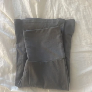 Gråa yogapants - Säljer ett par gråa Yogapants från H&M på barnavdelningen. Storlek 170. Bra skick använt några gånger. 