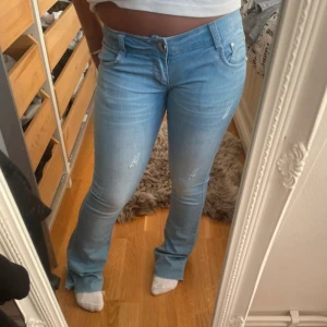 Lågmidjade jeans - Dessa skitsnygga jeans jag köpte på vinted men som tyvärr var lite för korta för mig som är 168💕