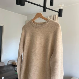 A days march tröja - Beige A days march tröja i storlek s. Köpt för 1000 kr men säljer den för bara 400. Den är väldigt bra skick använd mindre än 10 gånger. Kan droppa i pris vid sjukt snabb affär. Skriv vid frågor eller funderingar! 