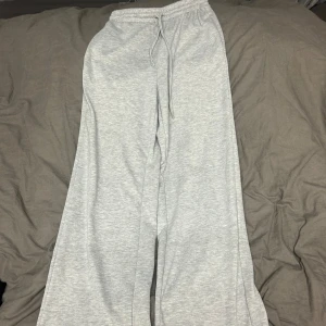 Mjukisbyxor - Super sköna mjukisbyxor från Shien med vida ben. 🤍