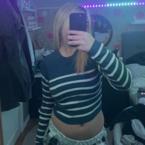 Randig croppad tröja i blått och vitt - Säljer då jag aldrig använder den längre.  