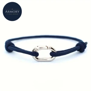 Armand Navy - Marininspirerat armband – Stil & Kvalitet från Armory  Upptäck det perfekta komplementet till din stil! Detta marinblå armband med en detalj kombinerar en elegant design med en avslappnad, nautisk känsla. Ett utmärkt val för dig som vill ha en diskret men stilfull accessoar eller en uppskattad present till någon speciell.  Hör av dig vid frågor/ armory
