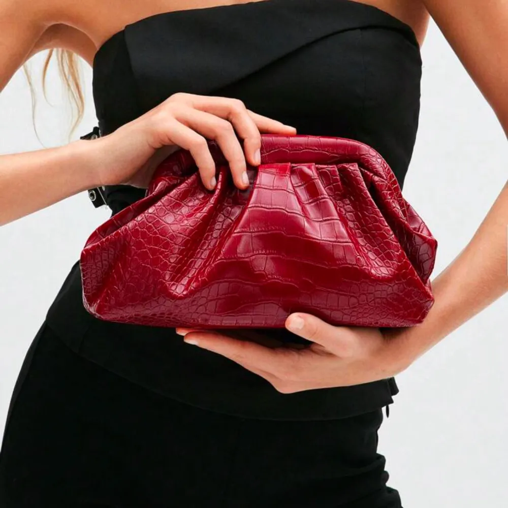 Jättefin röd clutch bag från Shein. Jättefint skick då jag använt den en gång. Ren och fin, inga defekter!! . Laukut & Käsilaukut.