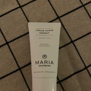 Cream Scrub Energy från Maria Åkerberg - Energigivande cream scrub för alla hudtyper med rosmarin och citrongräs. Perfekt för att fräscha upp huden och ge en mjuk känsla. Innehåller naturliga ingredienser och är en del av Deepskin Organics-serien. 30ml