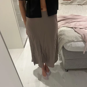 Långkjol - Satin kjol från märket Wera. Den är inte strykt på bilden så den är mycket finare strykt!