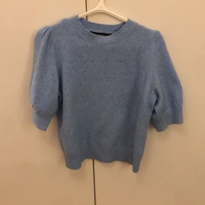 Ljusblå stickad tröja från Vero Moda - Säljer en ljusblå stickad tröja från Vero Moda. Tröjan har puffiga trekvartsärmar och en rund halsringning. Perfekt för en stilren och mysig look. Passar bra till både jeans och kjol. Denna stickade blus är en av de finaste tröjor jag har men tyvärr passar den inte mig längre🥺❤️