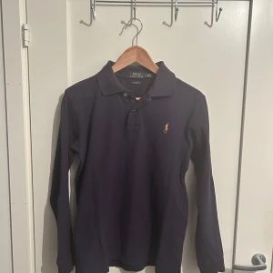 Raffe tröja  - Tjena! Säljer en unik tröja från Ralph lauren med krage. Tröjan är oanvänd och riktigt fet. 