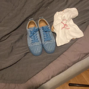 Louboutin - Loubs sällsynta storlek 43/5men passar  44/5 box kvitto finns 