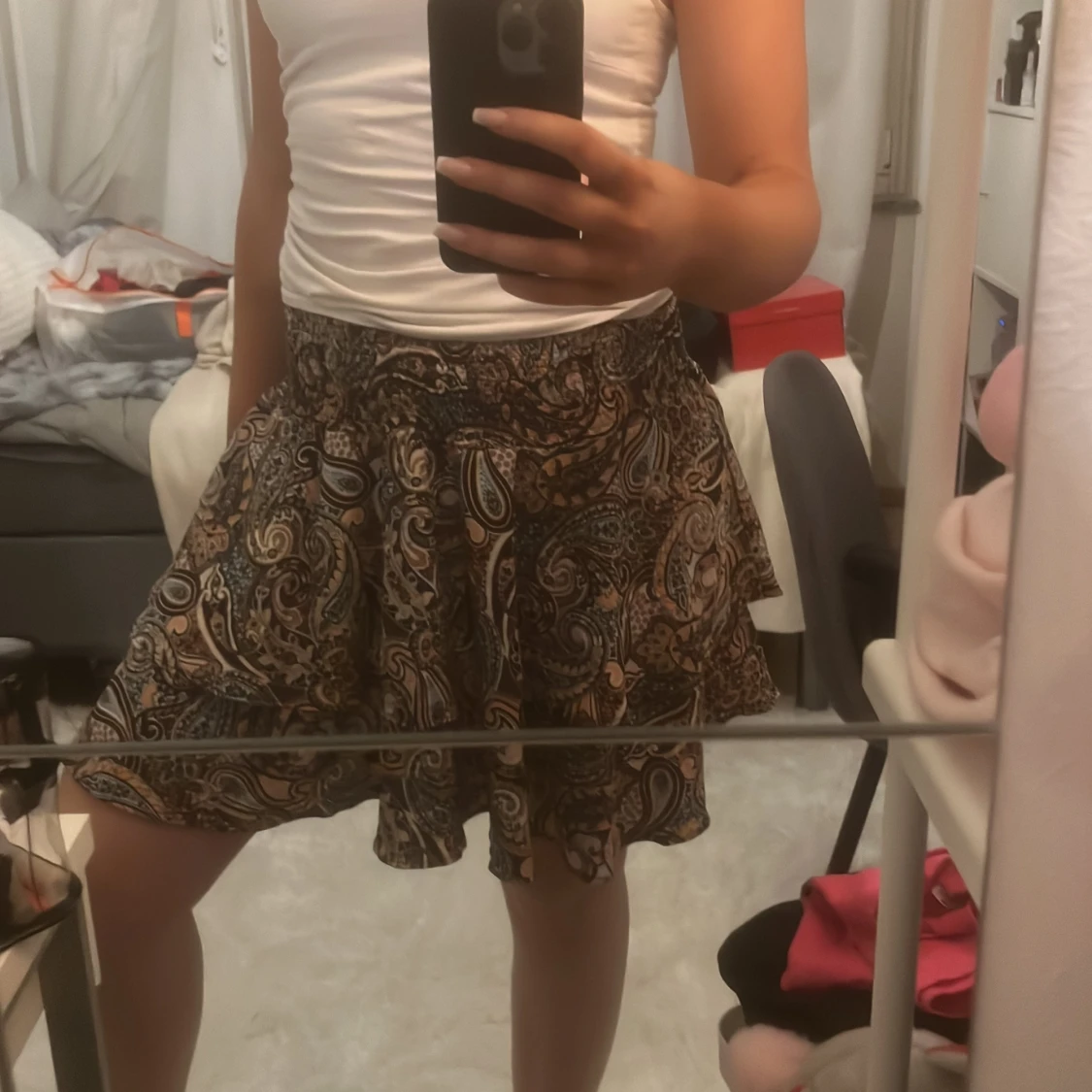 Mönstrad kortkjol med volang - 1