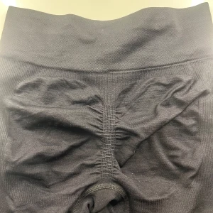 Svarta shorts med scrunch-detalj - Snygga svarta shorts med scrunch-detalj baktill som ger en snygg passform. Perfekta för träning. Tillverkade i ett stretchigt material för extra komfort.