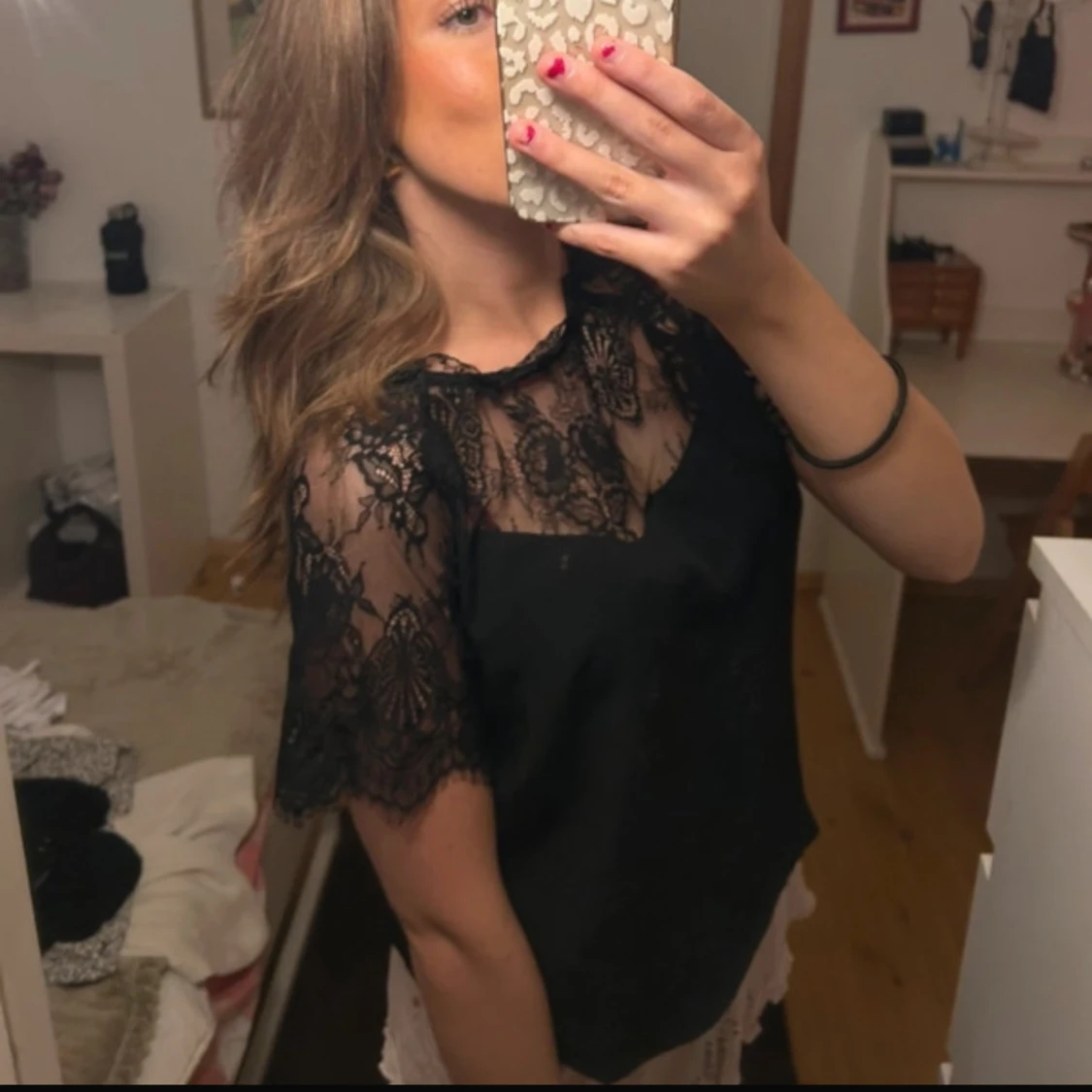 Svart blus med spetsdetaljer - 1