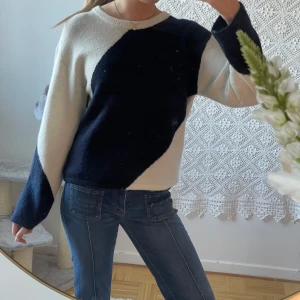 Gina tröja  - Marinblå och vit kofta från Gina Young💕 Har använt tröjan få gånger💗 