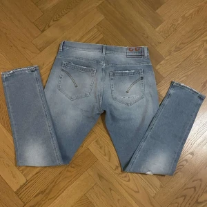 Dondup jeans - Ett par as feta jeans från Dondup i storlek 32, jeansen har inga skador/flaws utan jeansen slitningar är designen. Nypris: Ca 3500kr, vårt pris: 729kr. De passar till alla möjliga outfits vare sig du ska till skolan eller ska ut och käka. Om du har några frågor etc; skriv till oss på dm så svarar vi snabbt!🌟