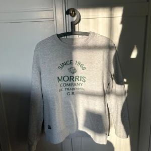 Grå sweatshirt från Morris - Säljer en stilren grå sweatshirt från Morris med grönt tryck framtill. Tröjan är i str S och är perfekt för en avslappnad stil. Tveka inte på att kontakta mig vid minsta fundering🙌