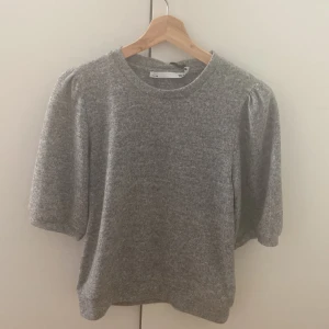 Grå tröja från lager 157 - Säljer en  grå tröja från lager 157 med puffiga armar. Tröjan är gjord i ett mjukt material .