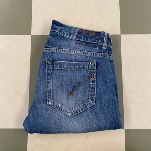 Dondup George  - Snygga blå jeans från Dondup med klassisk femficksdesign och en bekväm passform. Dessa jeans är väldigt eftertraktade och populära nu! Dessa är i ett mycket bra skick! Storlek 31! Hör av dig vid frågor och funderingar! 40 i midjemått och 90 i längd!
