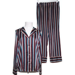 Pyjamasset Gina Tricot - Jättesnyggt randigt pyjamasset från Gina Tricot. Har inte kommit till användning och därför är prislappen kvar, setet är som nytt. 💓