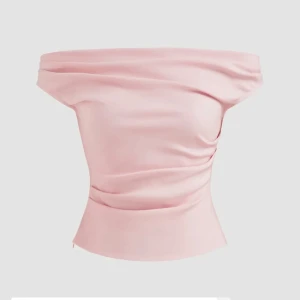 Rosa offshoulder topp - Oanvänd med lapp kvar.Säljer en stilren rosa offshoulder topp med en elegant drapering. Perfekt för en chic och modern look. Toppen har en smickrande passform och är tillverkad i ett mjukt material.