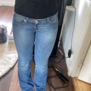 Vintage Levi’s jeans, low waist  - Super snygga lågmidjade vintage Levi’s jeans. Har några defekter, sprucken lapp & fläckar på baksidan av ena benet. Säljer då dem tyvärr blivit för små. Jag är ca 163 för referens. 