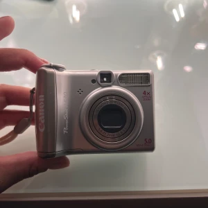 Cannon PowerShot A530 - Säljer min Cannon PowerShot A530. Lanserades år 2005, batteri och minneskort ingår !