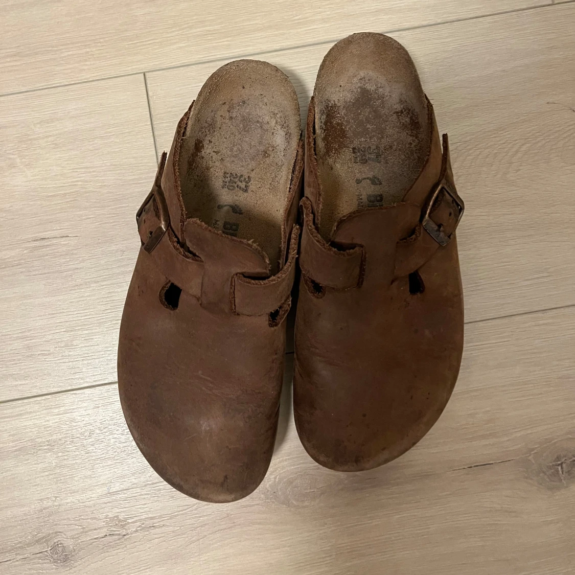 Bruna birkenstocks med spänne