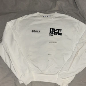 Vit sweatshirt från Off-White - Säljer en vit sweatshirt från Off-White med tryck båda fram och bak. Den är designad av Off whites grundare Virgil Abloh och är överlag bara jävligt nice. Size S men passar M.