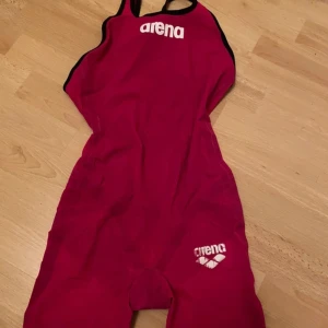 Arena tävlingsbaddräkt - Fin rosa tävlingsbaddräkt som tyvärr är för stor, storlekslappen har lossnat men den är i fransk storlek 34! Bra skick💕