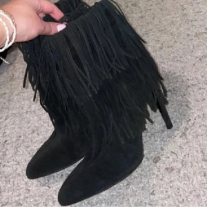 Svarta boots med fransar - Snygga svarta boots med fransar som ger en cool och trendig look. De har en spetsig tå och är perfekta för att ge din outfit en extra edge. Klackarna är små i storleken så är egentligen 41 men jag skulle säga att de mer är en 39a