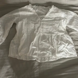 Gina tricot blus - Säljer den här gulliga blusen från Gina tricot young pågrund av att den inte passar❤️