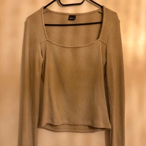 Beige ribbad tröja från Gina Tricot - Säljer en stilren beige ribbad tröja från Gina Tricot❤️🤭