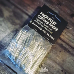 Fingerkrokar för gardiner - Säljer ett paket med 10 fingerkrokar för gardiner, perfekta för att skapa snygga veck. Krokarna är i metall och kommer i en praktisk förpackning. Perfekt för att hänga upp gardiner med stil.