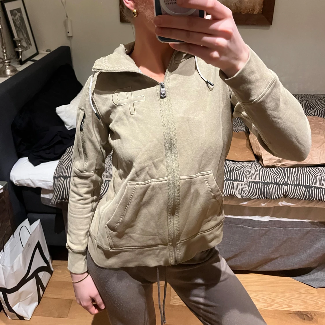 Grön hoodie från Peak Performance