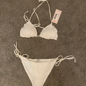 Bikini SET - Bikini set som kombineras från NA-KD och Nelly. Båda i broderat mönster.  Kombination av mina tidigare artiklar för ett billigare pris.  Bikiniöverdel: XS Bikiniunderdel: S