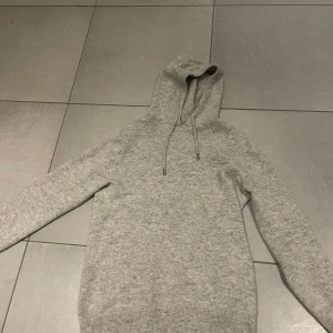 Merinoull/kashmir hoodie - Säljer en svin snygg merinoull/kashmir hoodie i storleken s men är lite liten i storleken. Hör bara av er om ni har några frågor! Pris ej hugget i sten 