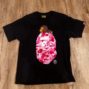 Bape T-shirt - Clean tshirt, minimal crack på printet. Sitter mer som en M, kan skicka mått om de behövs. Pris går att diskutera