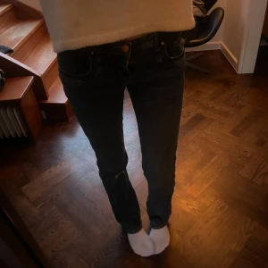 Blå jeans med slitning från LTB - Blå low rise bootcut jeans med slitning i modellen valerie💖