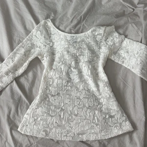 Vit spetströja - Vit spetströja som ej kommer till användning