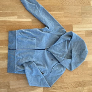 Grå Hoddie från Ralph Lauren - Grå Zip-hoddie från Ralph Lauren, fint skick. 