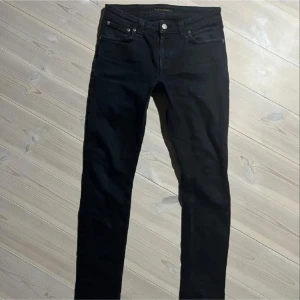 Nudie Jeans - Säljer dessa Nudie Jeans med en tight passform | Modell Skinny Lin | Skicket är 10/10, som nya | Nypris 1400 | Hör av er för frågor!