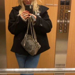 Svart kappa med knappar - Snygg svart kappa med fordring så den kan även användas på vintern🤍