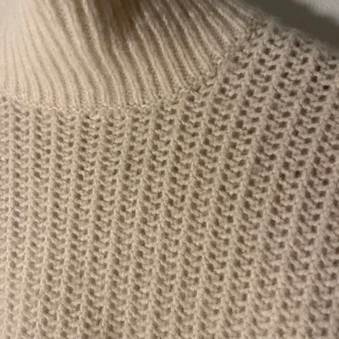 Beige stickad polotröja - 1